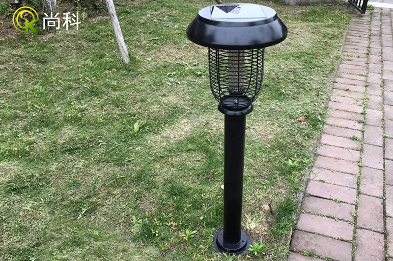 公園太陽(yáng)能戶(hù)外滅蚊燈圖片，矗立健身步道兩側(cè)